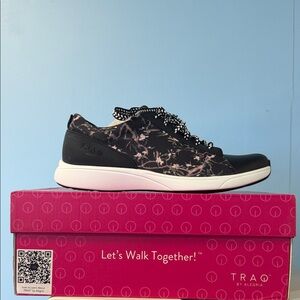 TRAQ by Alegria NWT in box ,Women's Black and Pink Sneakers
